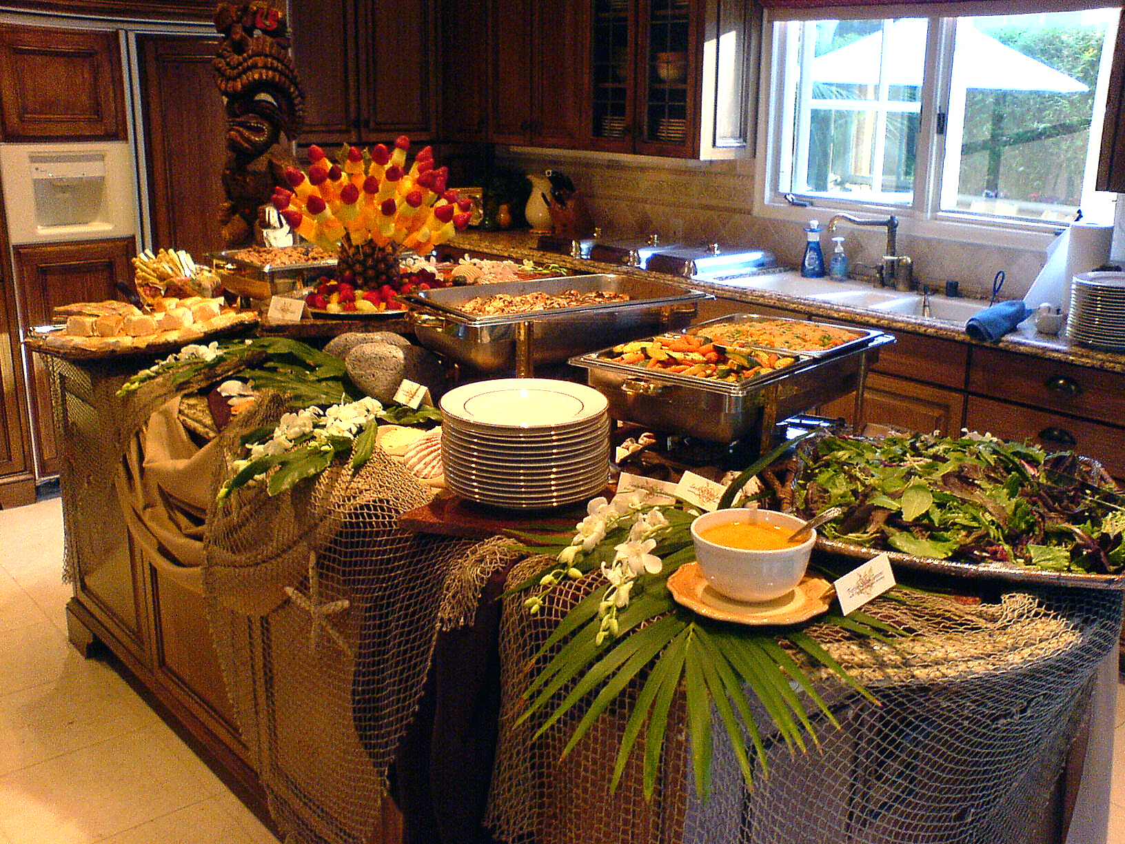 Гавайская кухня. Декор шведского стола. Сервировка стола в тропическом стиле. Кухня в гавайском стиле. Украшение стола в гавайском стиле.